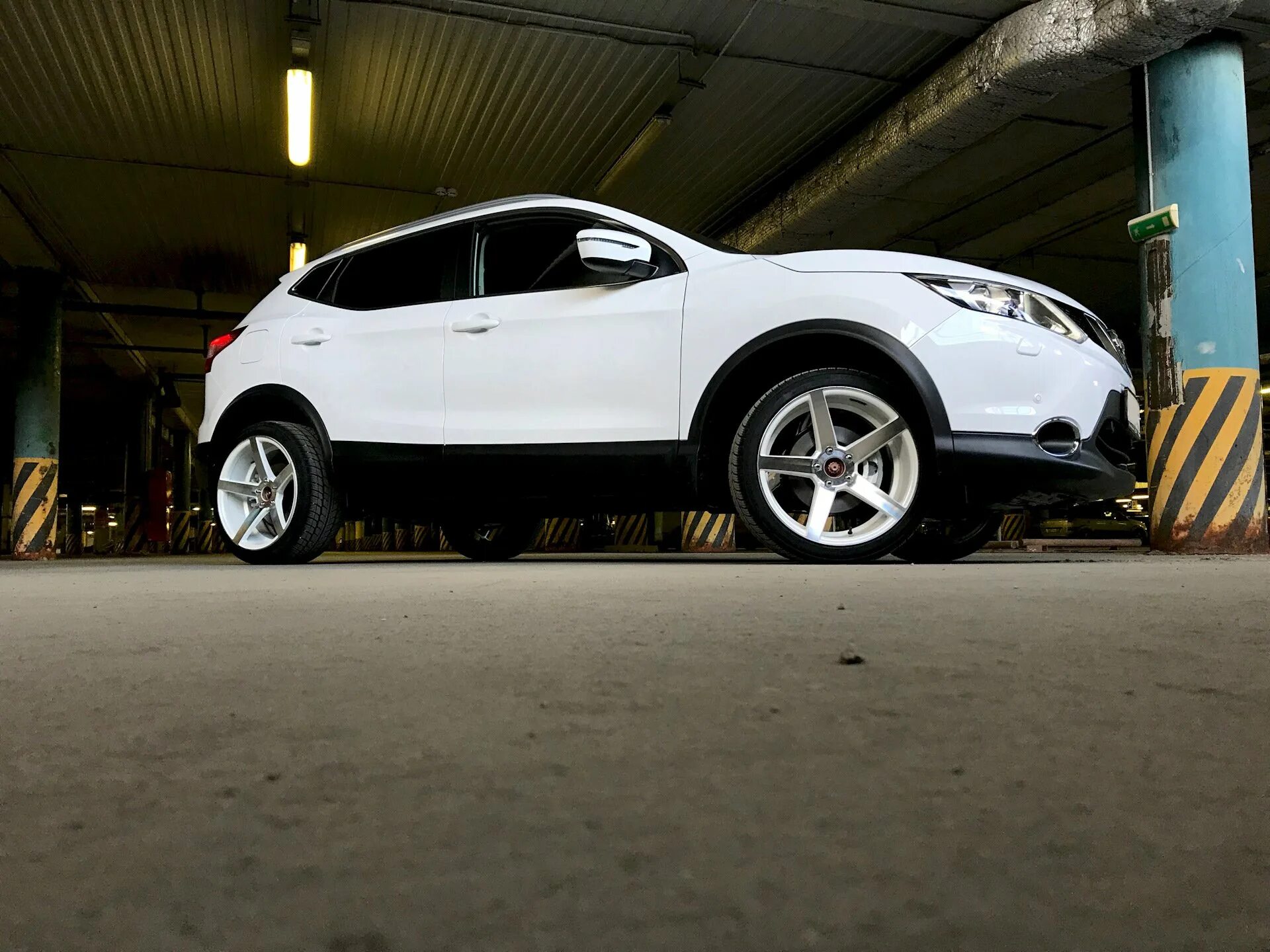 J11 тюнинг. Qashqai j11 диски. Nissan Qashqai j11 r18 белый. Диски Nissan Qashqai j11. Колеса Ниссан Кашкай j11.