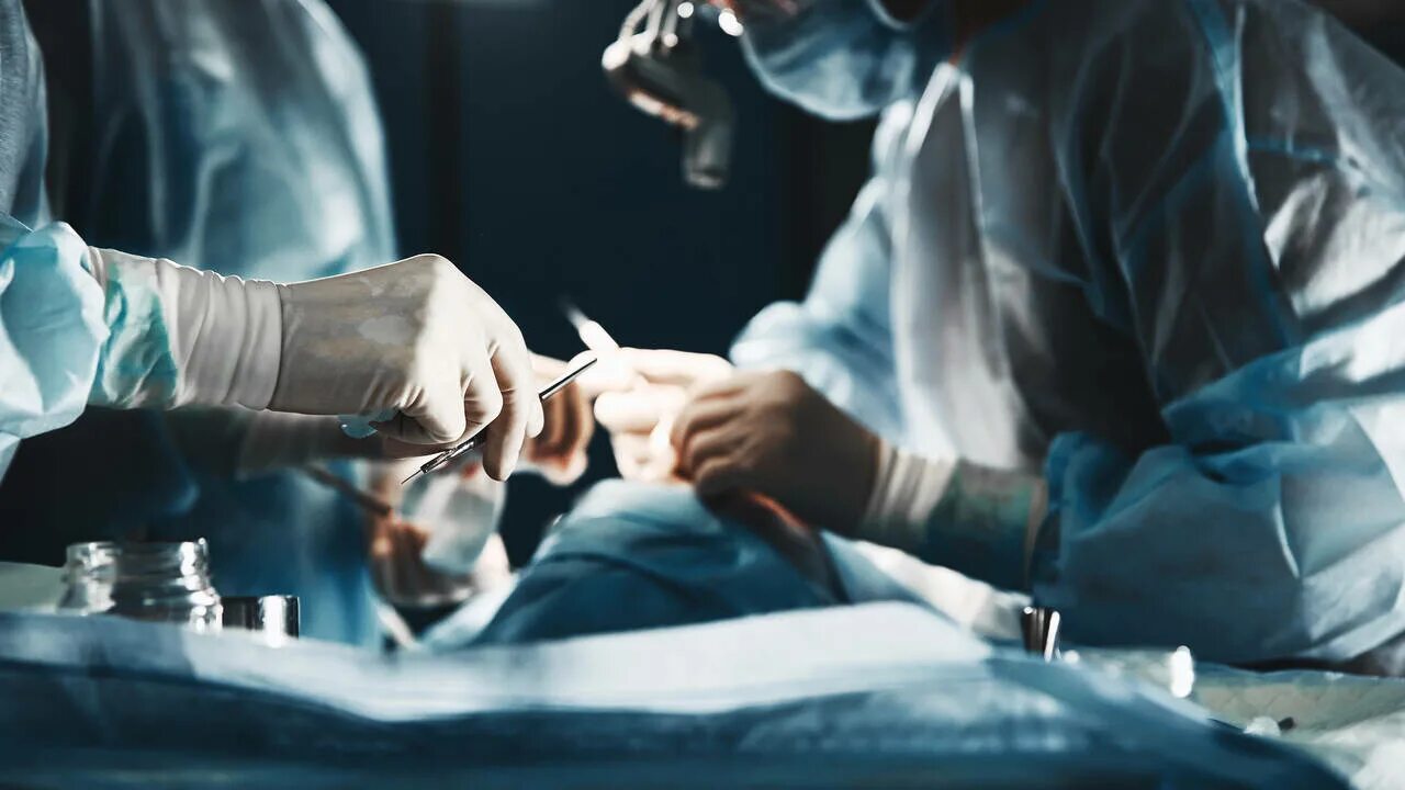Хирургическая операция. Врачи названия специальностей. Как называется хирург который делает. Трансплантация в медицинской практике. Хирургическая операция.