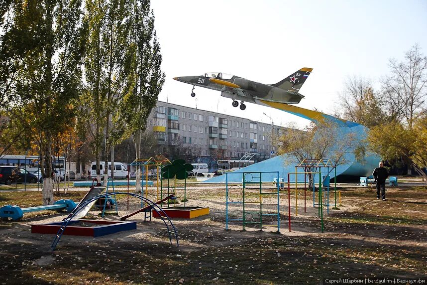 Микрорайон новосиликатный барнаул. Поселок новосиликатный барнаул. Новосиликатный барнаул. Микрорайон новосиликатный барнаул. Новосиликатный барнаул 90 года.