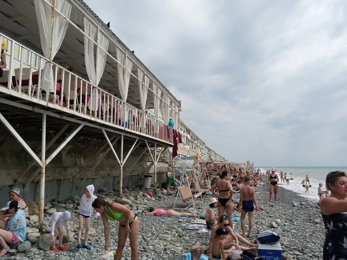 Волнорез на пляже адлер сочи. Сочи, лоо, улица азовская,д. Лоо набережная 2023. Пляж колос лазаревское. Лоо отдых 2023.