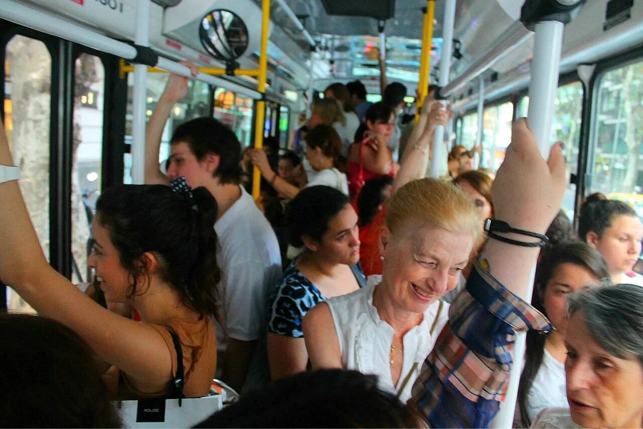 Автобус. Люди в общественном транспорте. Толпа людей в автобусе. Толба люднц в автобему. Много народу в автобусе