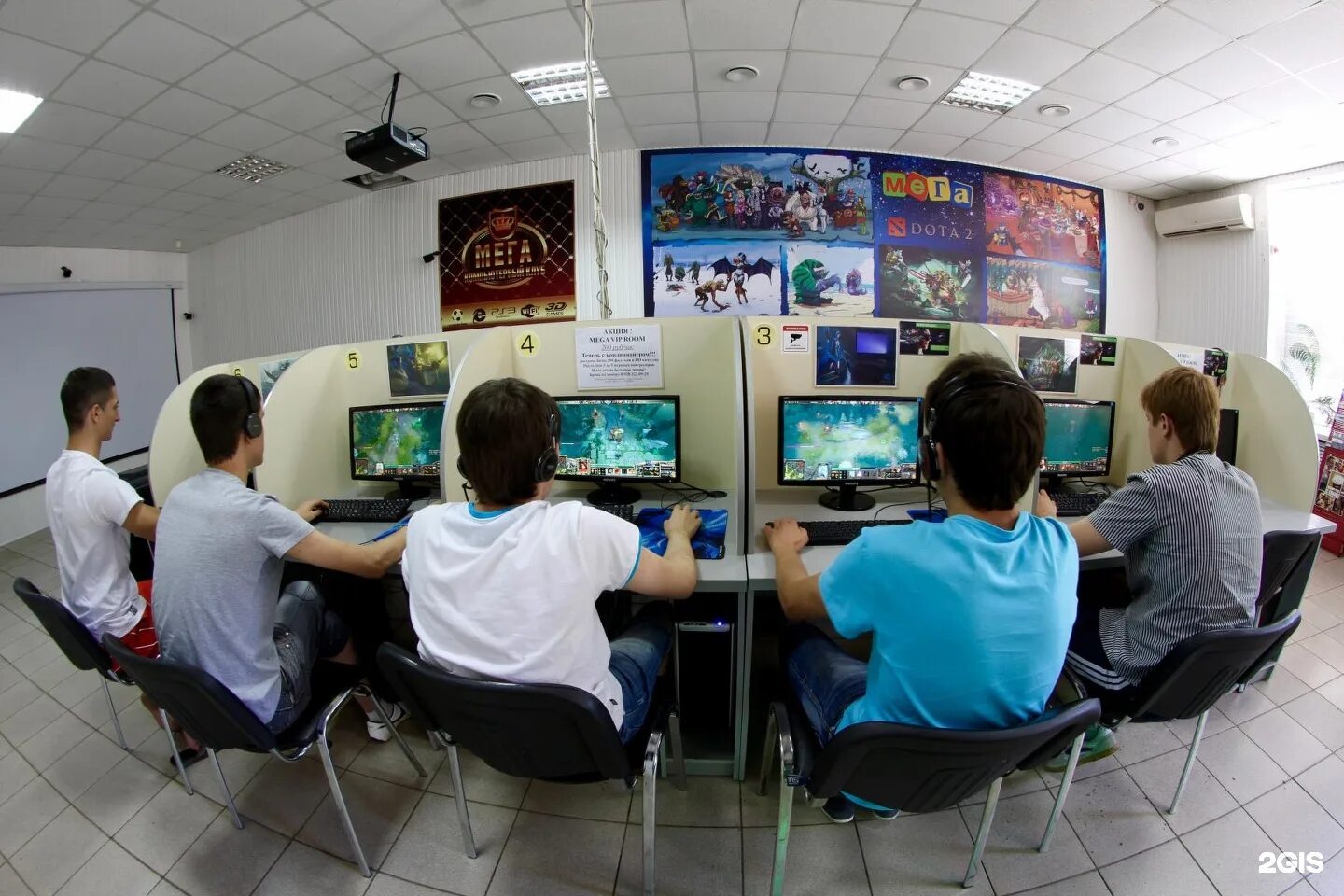 Кибер арена титан. Компьютерный клуб во владимире. Самое большое интернет кафе в мире. Кибер арена омск. К 13 компьютерный клуб георгиевск.