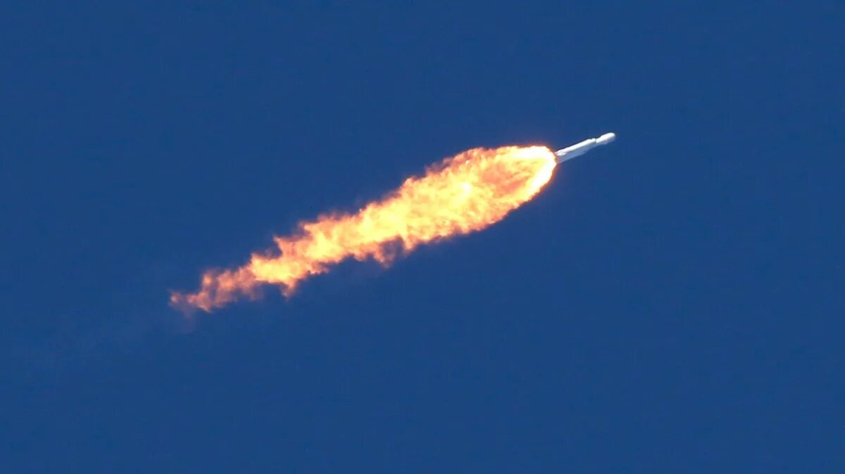 Скорость ракетоносителя. Ускорение ракеты на старте. Масса ракеты. Скорость взлета ракеты. Запуск ракеты вид из космоса.