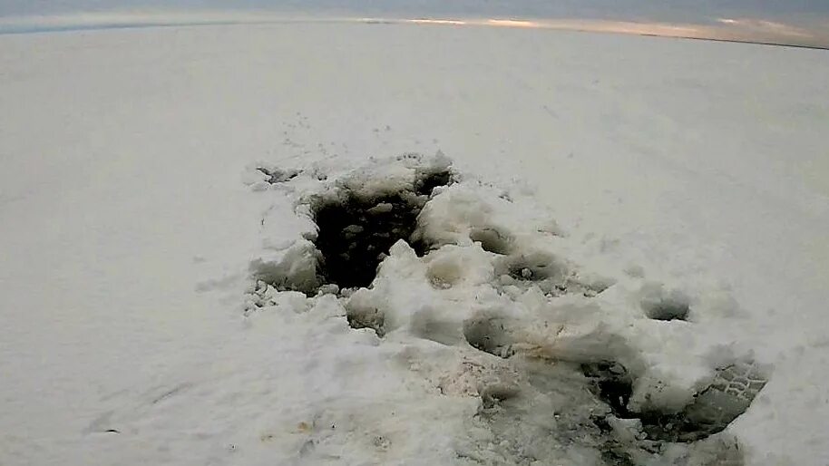 Лед на Ладожском озере сегодня. Лед на Ладоге в реальном времени. Ладожское озеро прозрачный лед.