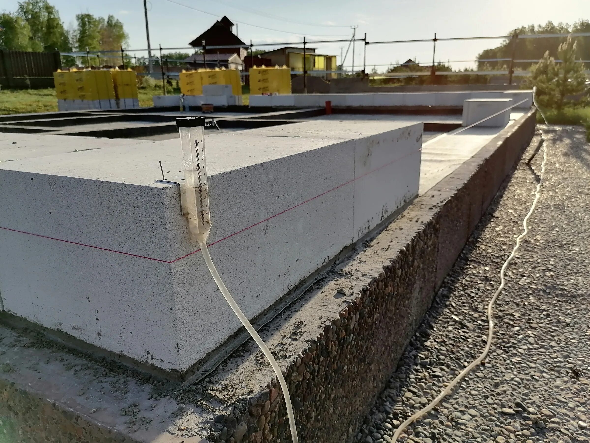 Укладка газобетонных блоков на фундамент. Укладка блока первый ряд. Газобетон 1 блок. Первый ряд газоблока. Укладка первого ряда газобетона.