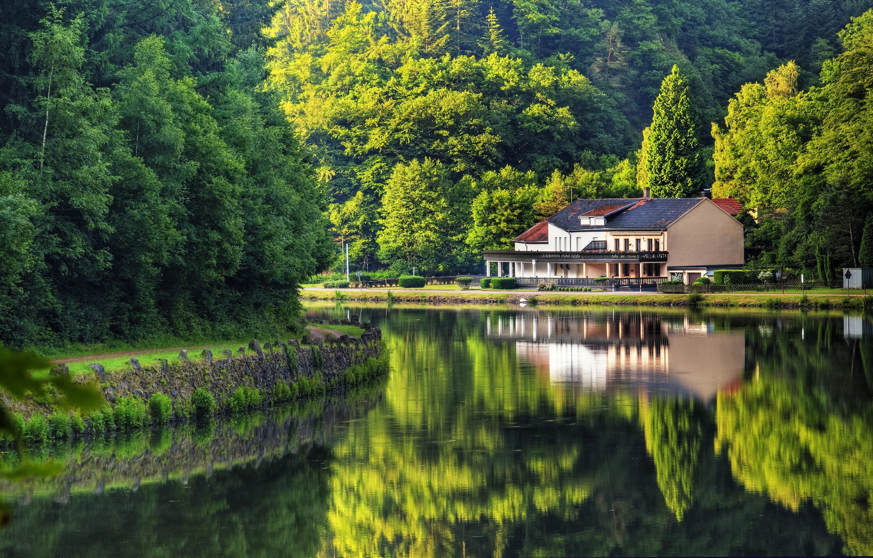 Картинки на экран. Южный Шварцвальд озеро. Фахверк Швейцария горы озеро лес. Дом у реки (River Cottage). Домик в лесу у озера.