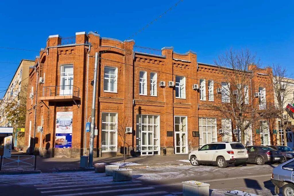 Дом зиньковецкого в майкопе. Концертный зал нальмэс майкоп. Здания майкопа. Камерный музыкальный театр им. Драматический театр адыгея майкоп.