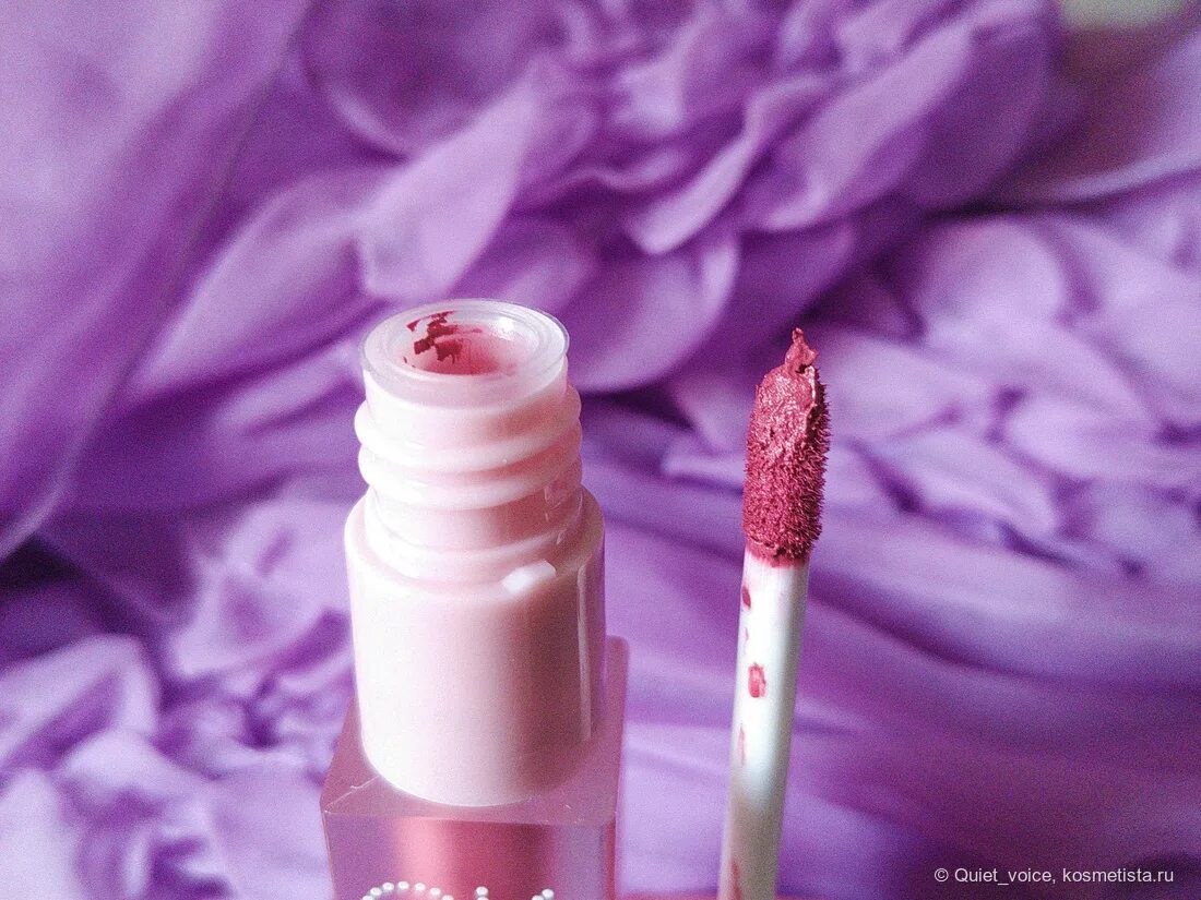 Помада 2 песня. Eveline aqua platinum свотчи. Mac frost lipstick bombshell. Red all for you. Sims-market-stretchskeleton_lipstick_02.