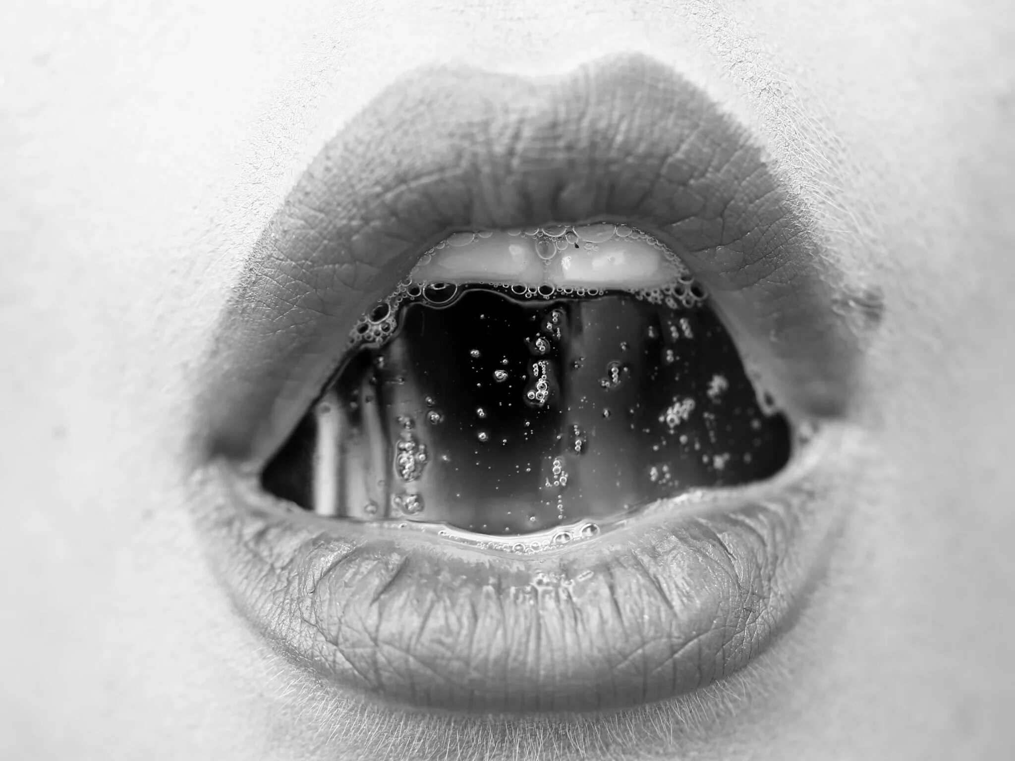 Слюнявая девушка. Sung hi lee. Белые слюни во рту. Молоко на губах девушка. Белые слюни во рту.