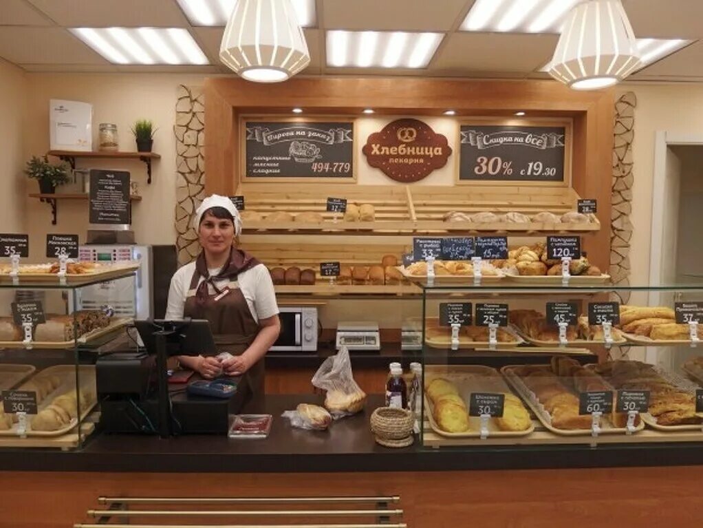 Кассирша в магазине. Продавец в сельском магазине. Продавец россия. Империя ногтевой гипермаркет омск. Продавец подольск.