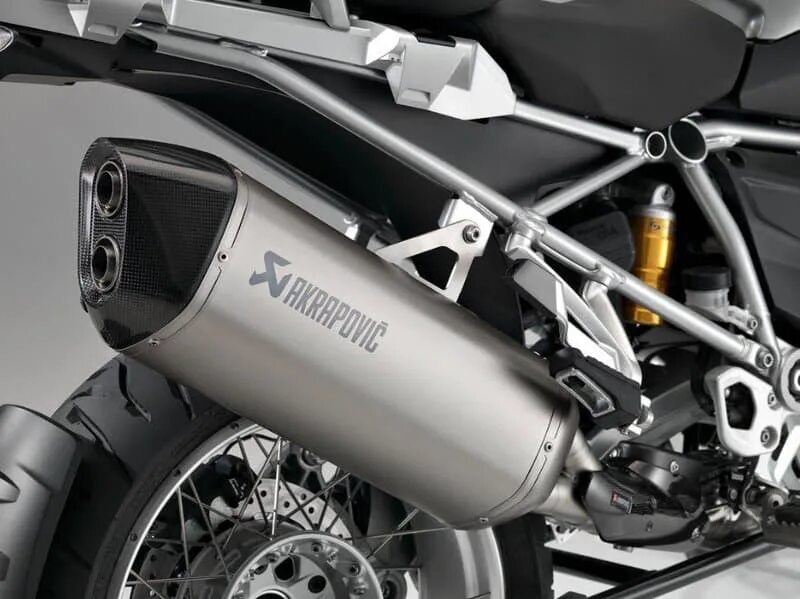 Глушитель на мотоцикл акрапович. BMW r1200gs Akrapovic. Глушитель BMW r1200r 27. Exhaust BMW 1200 R. BMW f800r глушитель.