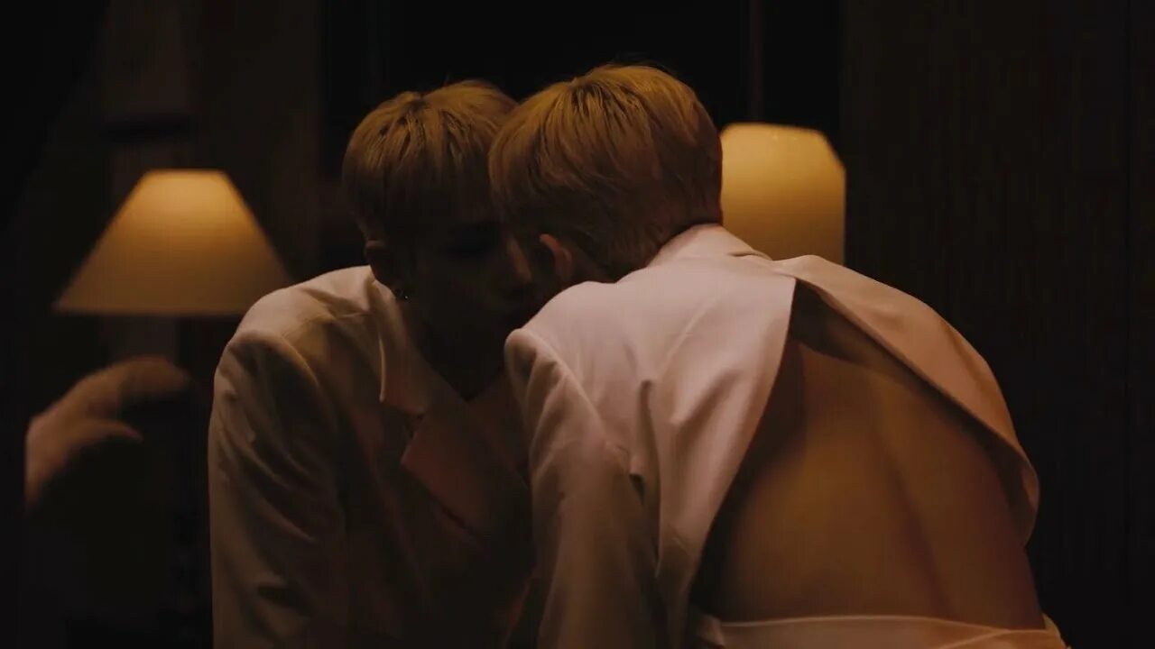 Перевод red lights stray. Хёнджин из stray kids red lights. ред лайтс стрей. bangchan red lights. red lights stray kids клип.
