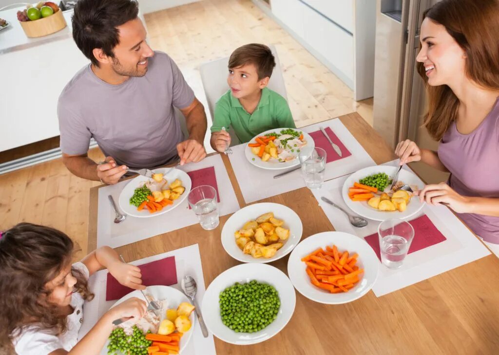 We like to have family. Питание детей. Ужин с семьей. Семья обед. Здоровое питание в семье.