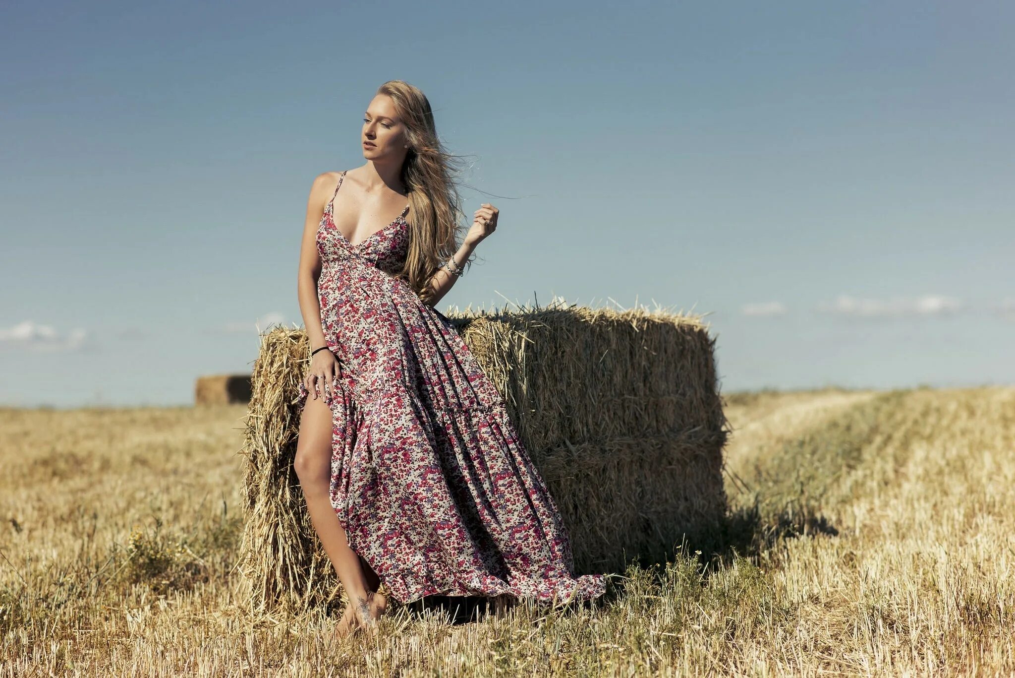 Деревенское платье. Monica Cenedese. Фотосессия в поле. Девушка в сарафане летом. Девушка в сарафане в поле.