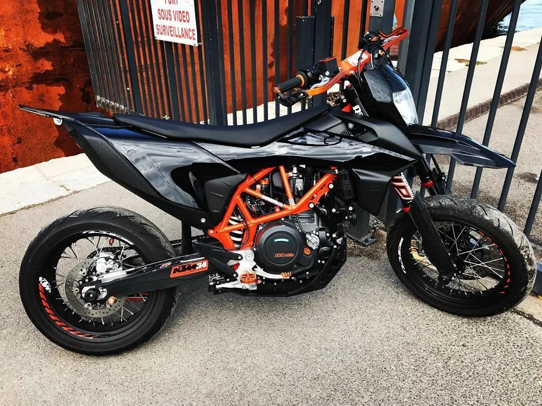 Ktm smc r. Ktm 690 supermoto. ktm 690 smc supermoto. мотард ктм 690. ktm 690 мотард.