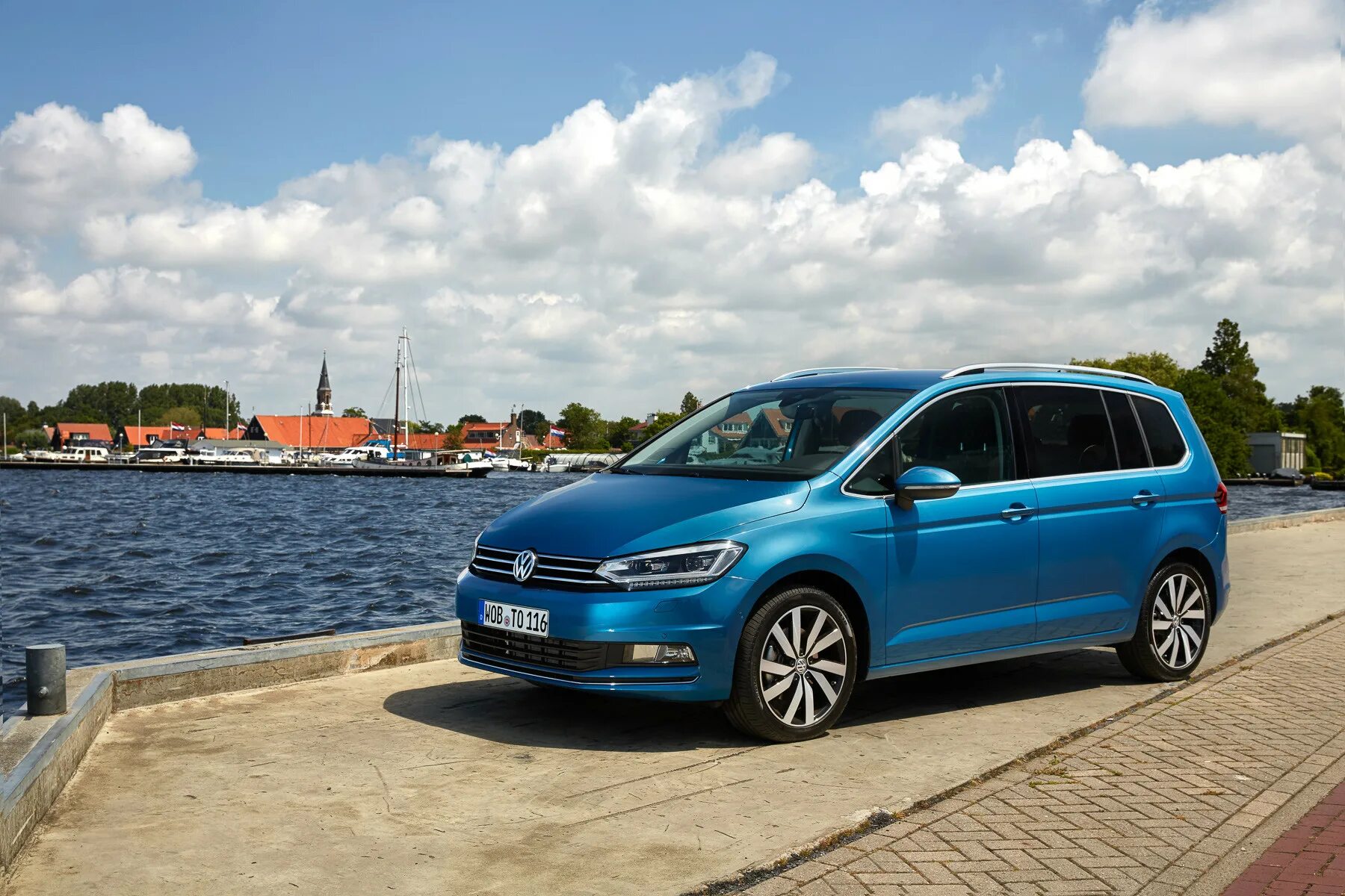 Фольксваген туран 1.9 купить. Volkswagen Touran i 2015. Фольксваген Туран 2021. Фольксваген Туран 2017. Volkswagen Touran компактвэн 2018 1.6.