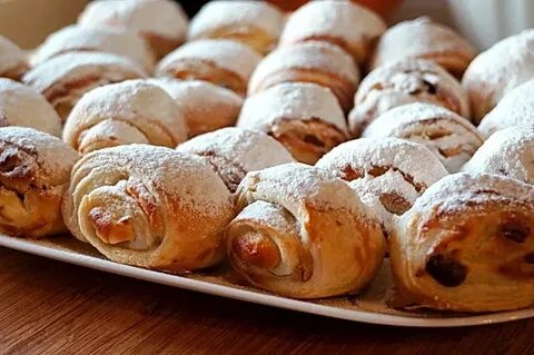 Слоеное дрожжевое тесто с изюмом