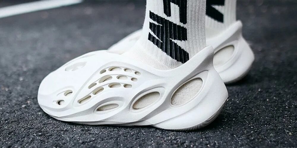 Foam run. Adidas yeezy foam. adidas yeezy foam runner. adidas тапки yeezy foam. кроксы adidas yeezy foam.