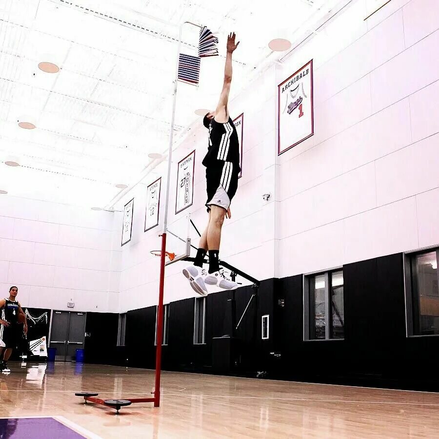 Прыжок в высоту на метр. Эван Унгар прыжок. Эван Унгар рекорд. Самый высокий прыжок. Вертикальные прыжки.