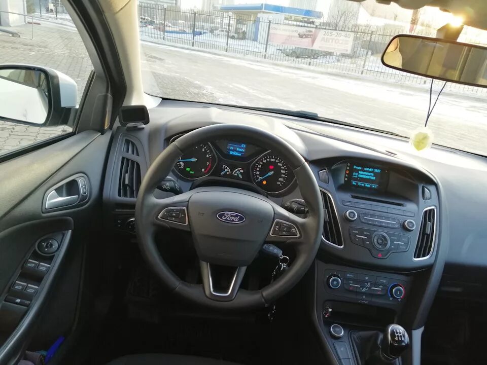 Форд фокус 3 производитель. Ford Focus 3 rest. Форд фокус 3 1.6 105. Форд фокус 3 седан 1.6. Ford Focus 3 на МКПП салон.