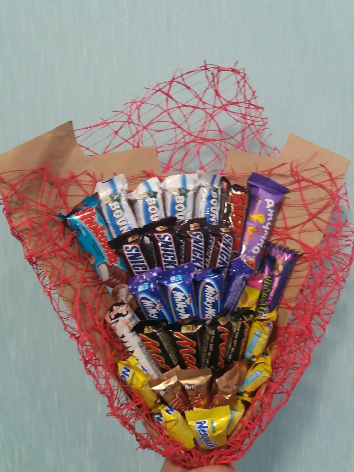 сладкий букет из шоколадок. сладкий букет. букет из сладостей для мальчика. букет из сладостей для мальчика. букет из шоколадок сникерс марс баунти.