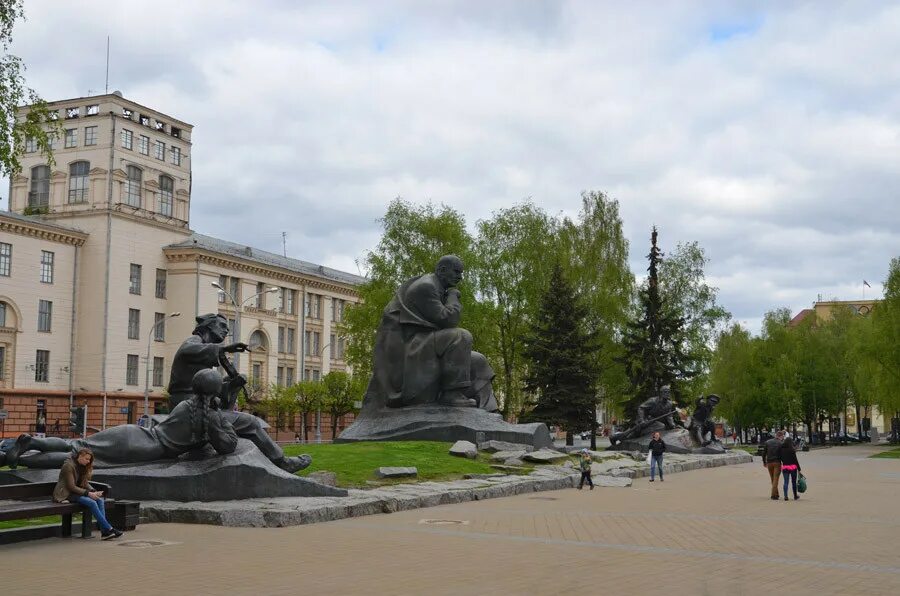 Коласа минск. Площадь якуба коласа. минск площадь коласа. памятник якубу коласу в минске. октябрьская площадь и площадь якуба коласа минск.