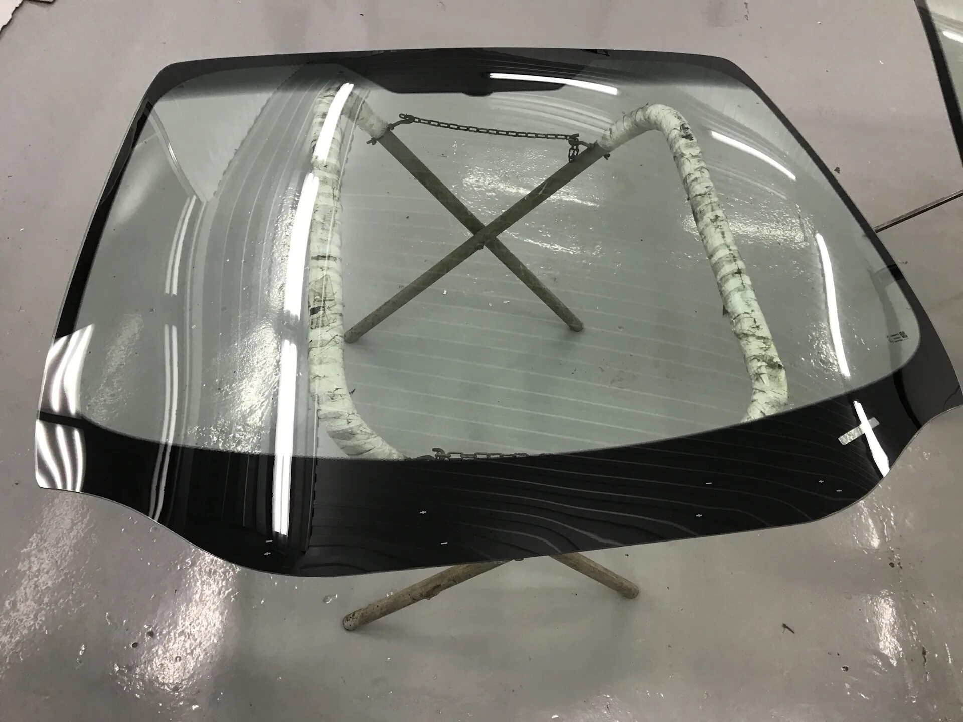 Лобовое форд фокус 3. Замена лобового стекла фокус 3. Форд фокус 3 седан 2012 лобовое стекло. Лобовое стекло форд фокус 3 лемсон. Защита фар полиуретаном.