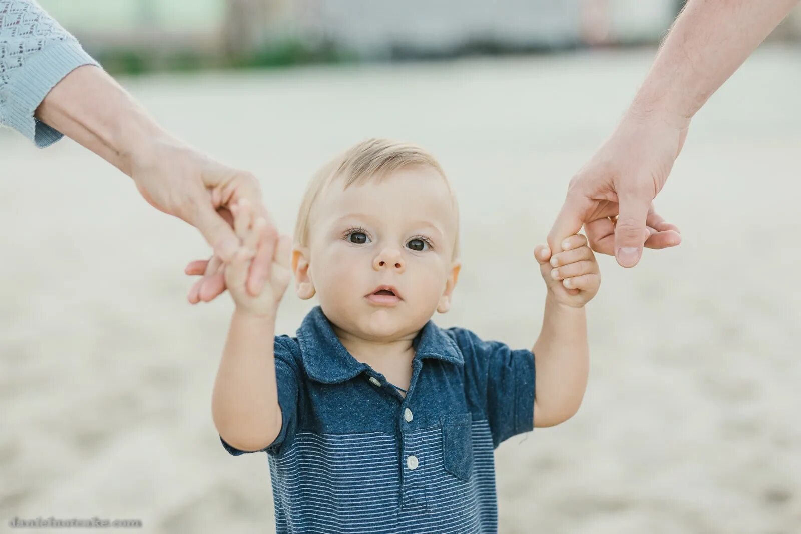 Родители дают деньги детям. Карманные деньги для детей. Женщина дает ребенку конфету. Убеждение ребенка. Дающий и берущий ребенок.