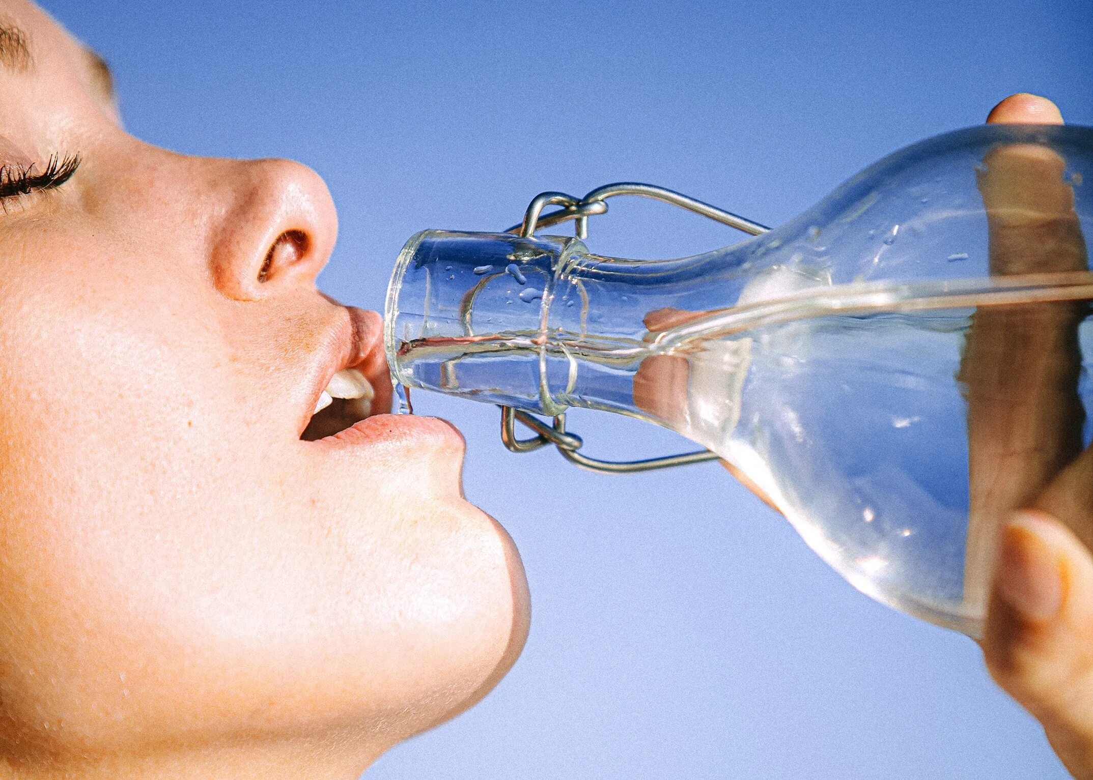Пить воду. Девушка пьет воду. Польза воды. Минеральные воды пить.