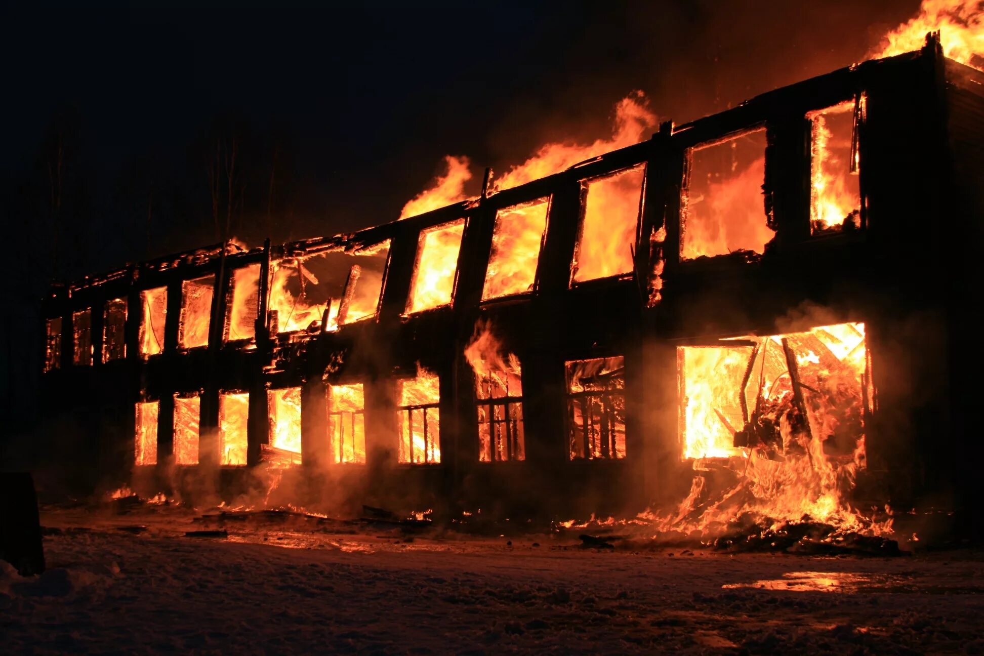 Взрыв школы видео. Школа горит. Сгоревшая школа. Сгоревшее здание школы. Горящие школы.