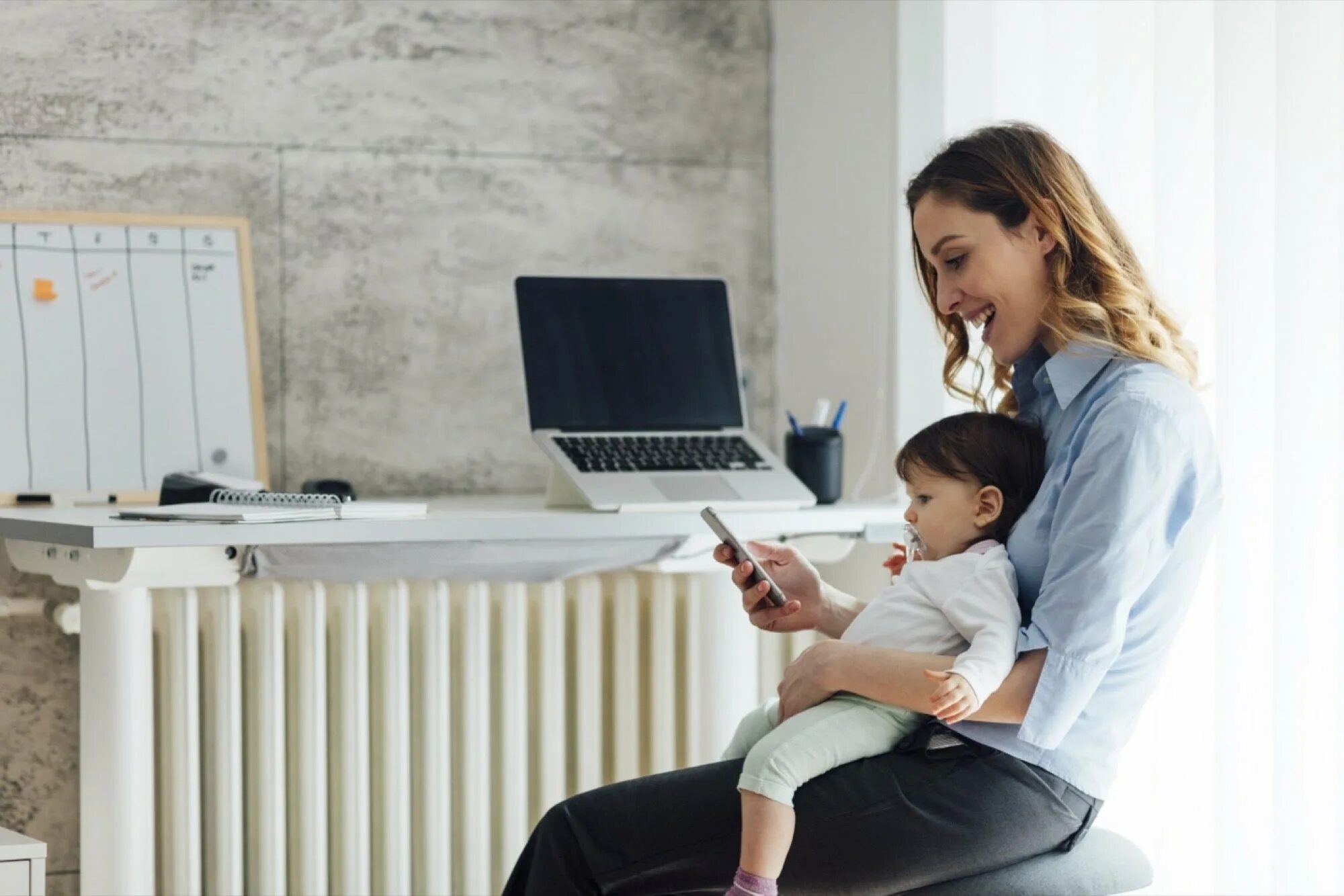 Do your mother work. Мама работает. Работающая мать. Working from Home с детьми картинки. Мама с ребенком работает.