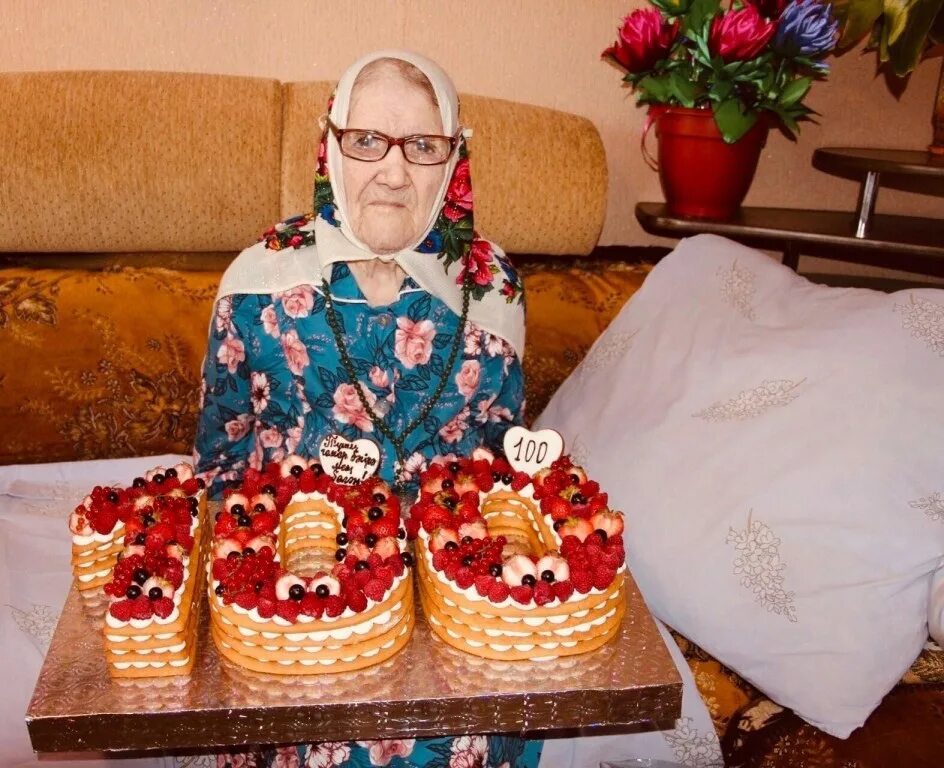Бабка именинница. Семейное фото на юбилей бабушки. С днём рождения бабушка. Отметили юбилей бабушки. Отметили юбилей бабушки.