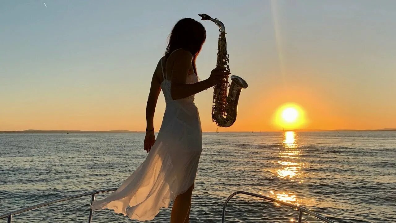 Саксофон и море. Девушка с саксофоном. Саксофонист на берегу моря. Саксофонист на закате. Саксофонист на море.