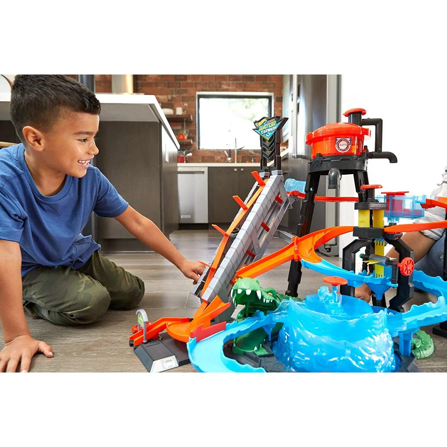 Hot wheels дети играют. Трек hot Wheels City Ultimate Gator car Wash ftb67. Невообразимая автомойка hot Wheels. Ftb67 hot Wheels Сити невообразимая автомойка. Mattel hot Wheels ftb67.