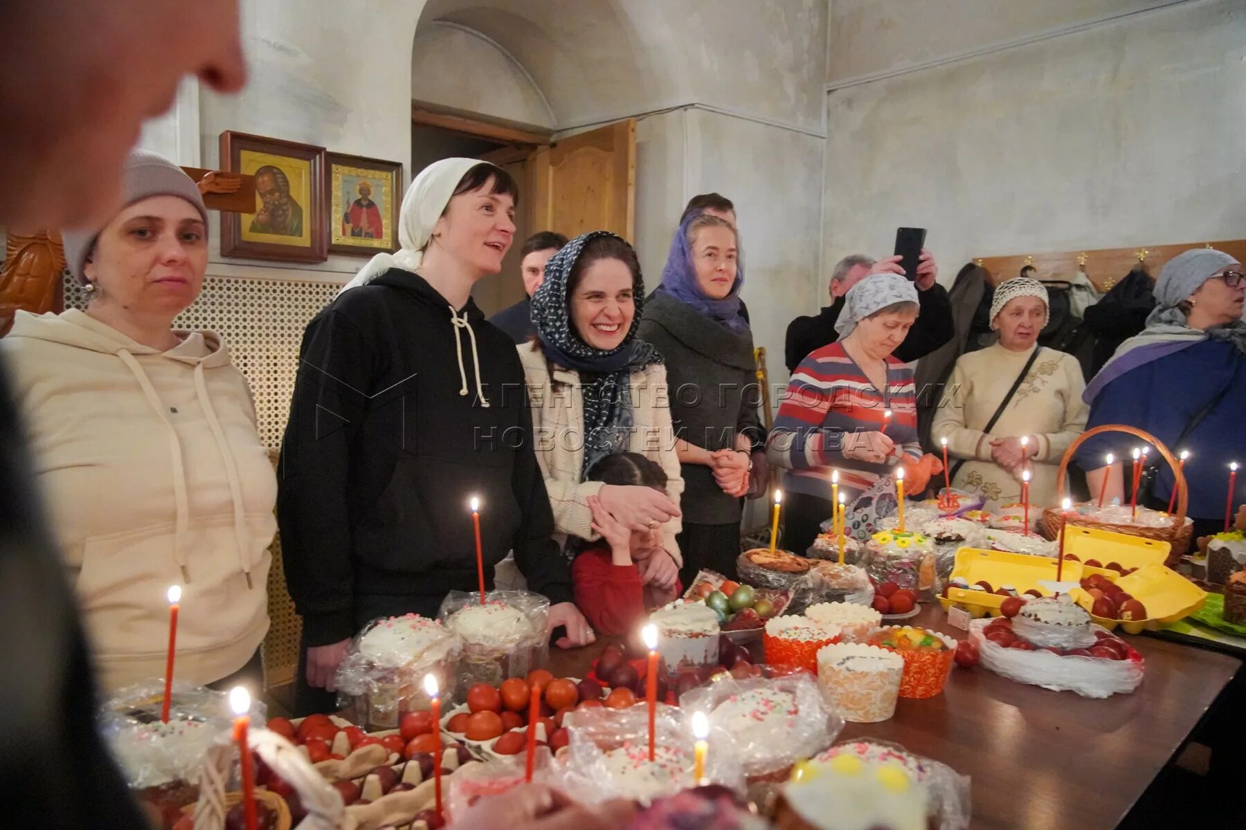 Какого числа освящают куличи в 2025 году. Пасха храм. освещение памхальных куличей в церкви. освященные куличи. освящение куличей на пасху.