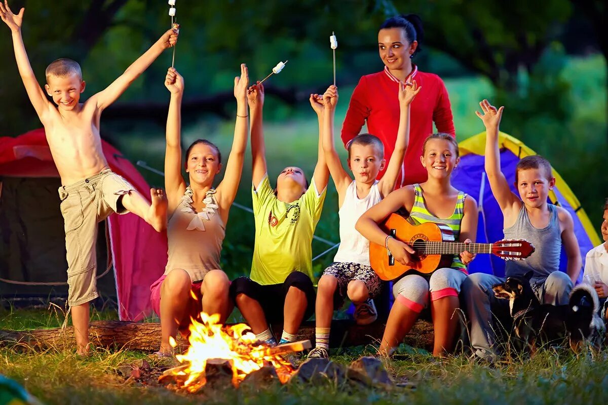 Child camping. Детский лагерь. Детский летний лагерь. Детские летние лагеря. Лето лагерь.