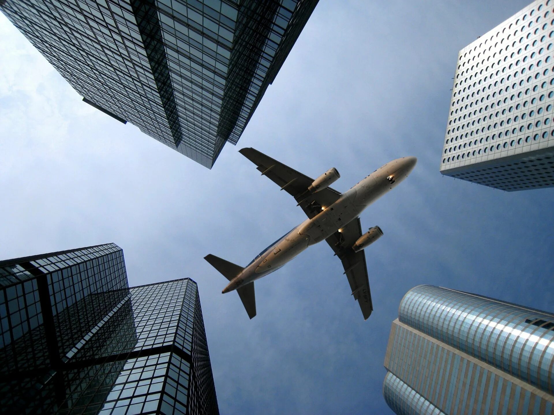 Flying airplanes. Самолет в небе. Самолет над городом. Самолет вид снизу. Самолет над небоскребами.