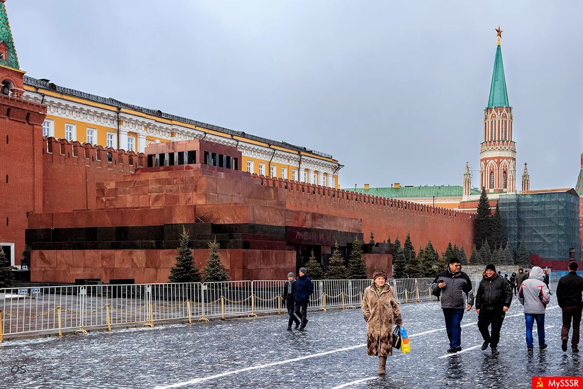 Красная площадь внутри. Ленин на красной площади в мавзолее. Кремль мавзолей. Мавзолей Сталина на красной площади.