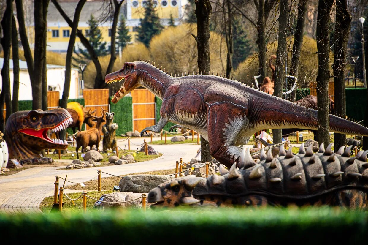 Динопарк Великие Луки. Великие Луки парк динозавров. Дино парк в великих Луках. Великие Луки динозавры в парке.