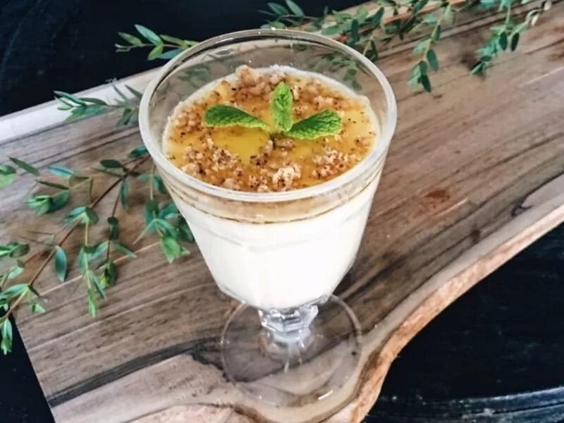 Мацони с медом и грецкими орехами. Мацони с орехами. Мацони с орехами. Мацони с орехами. Мацони с орехами.