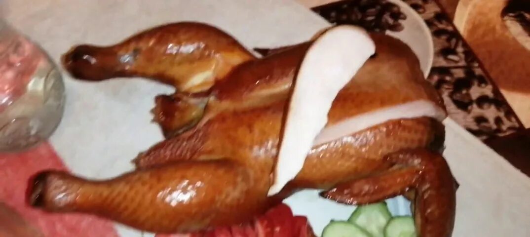 Курица в коптильне горячего. Курица горячего копчения фото. Куритца в каптелни копчёная. Утка горячего копчения. Курица домашнего копчения.