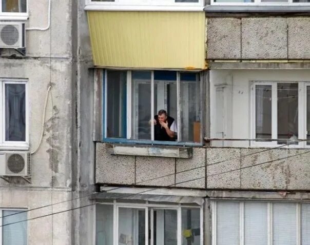 Курит на балконе. С сигаретой на балконе. Курение на балконе. Балкон курильщика. Курит на балконе что делать