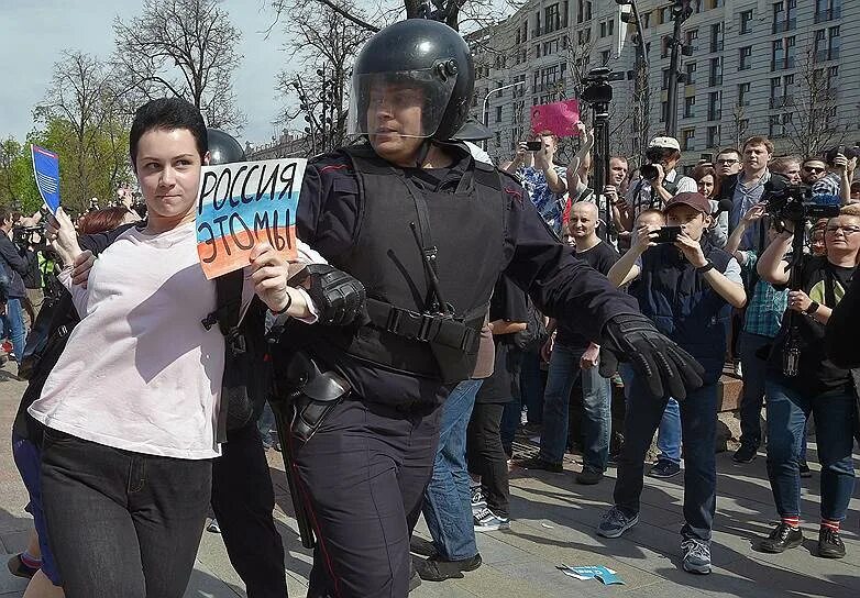 Новости в мире в данный. События в мире. 1300 Человек на площади.