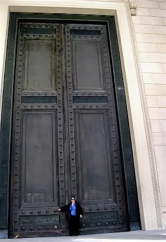 Люк 13. Старинные двери для великанов. Огромные двери для великанов. Двери для великанов в Кремле. Здания для великанов.