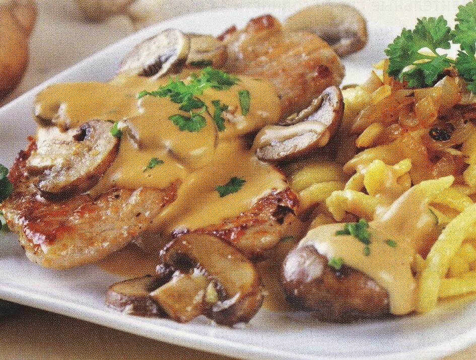 Свинина с шампиньонами в сливочном. Мясо с грибами в сливочном соусе. Свинина с шампиньонами в сливочном соусе. Свинина в грибном соусе. Говядина в сливочном соусе.
