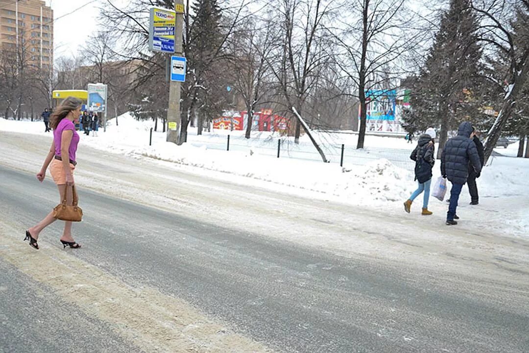 Легко одетая зимой