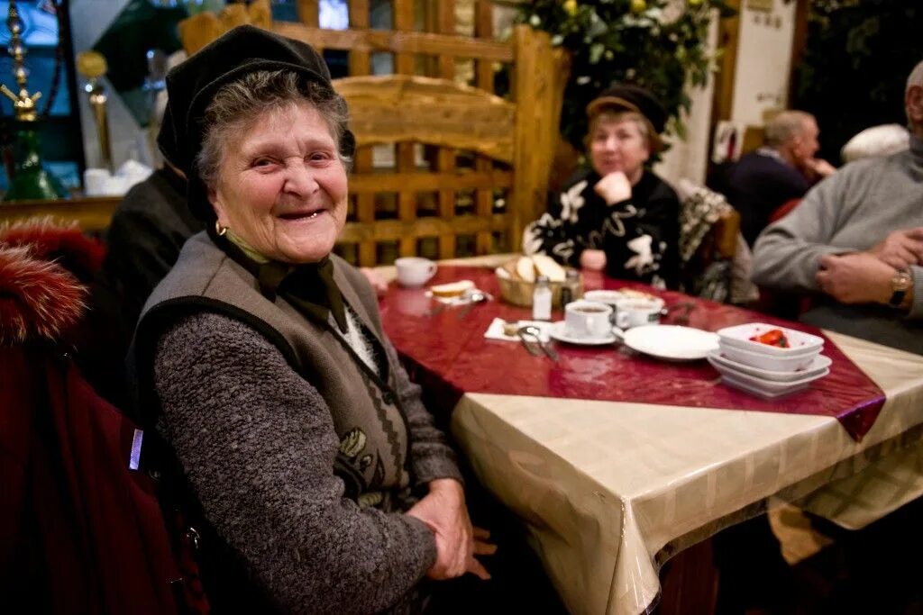 Пожилые люди в кафе. Бабушка в ресторане. Чаепитие у бабушки. Пожилая женщина в ресторане.