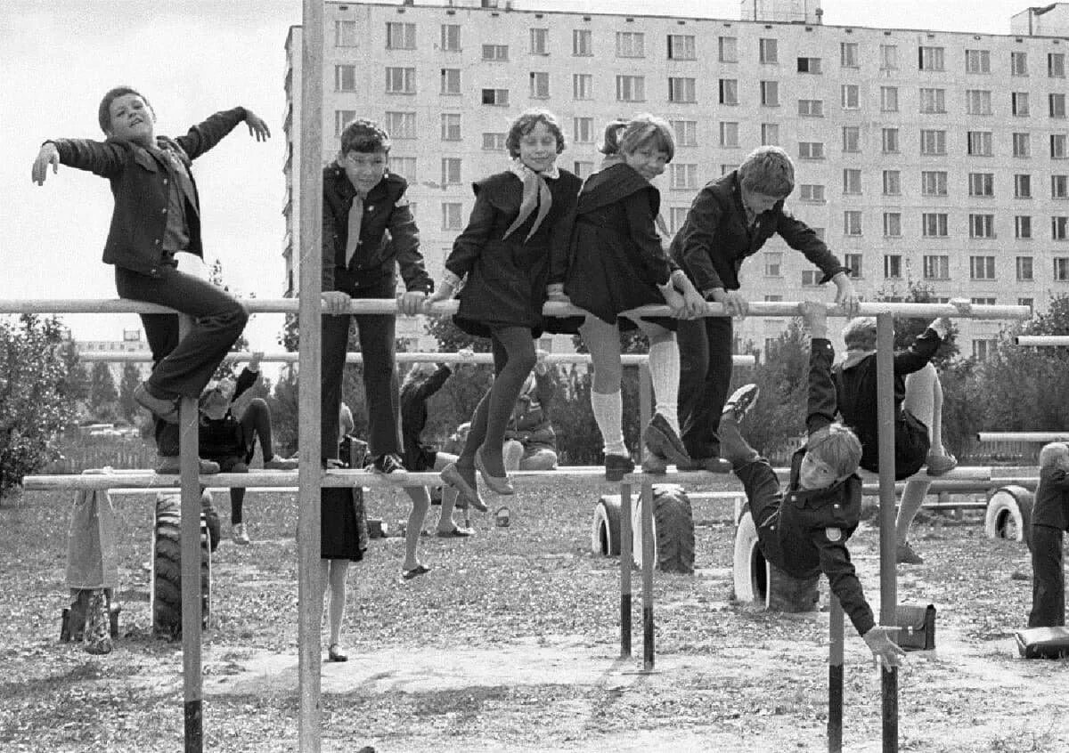 Советское детство игры во дворе. Дети во дворе. Войнушки во дворе. Советские дети во дворе. Дворовая жизнь.