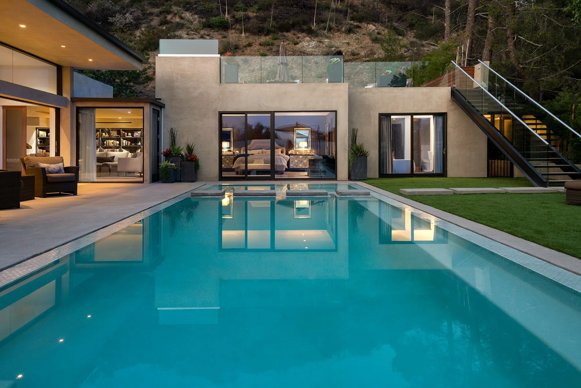 Беверли Хиллз дом с бассейном. Коттедж в Беверли Хиллз. Вилла в Лос Анджелесе Беверли Хиллс. Дом Тома Круза в Беверли-Хиллз.