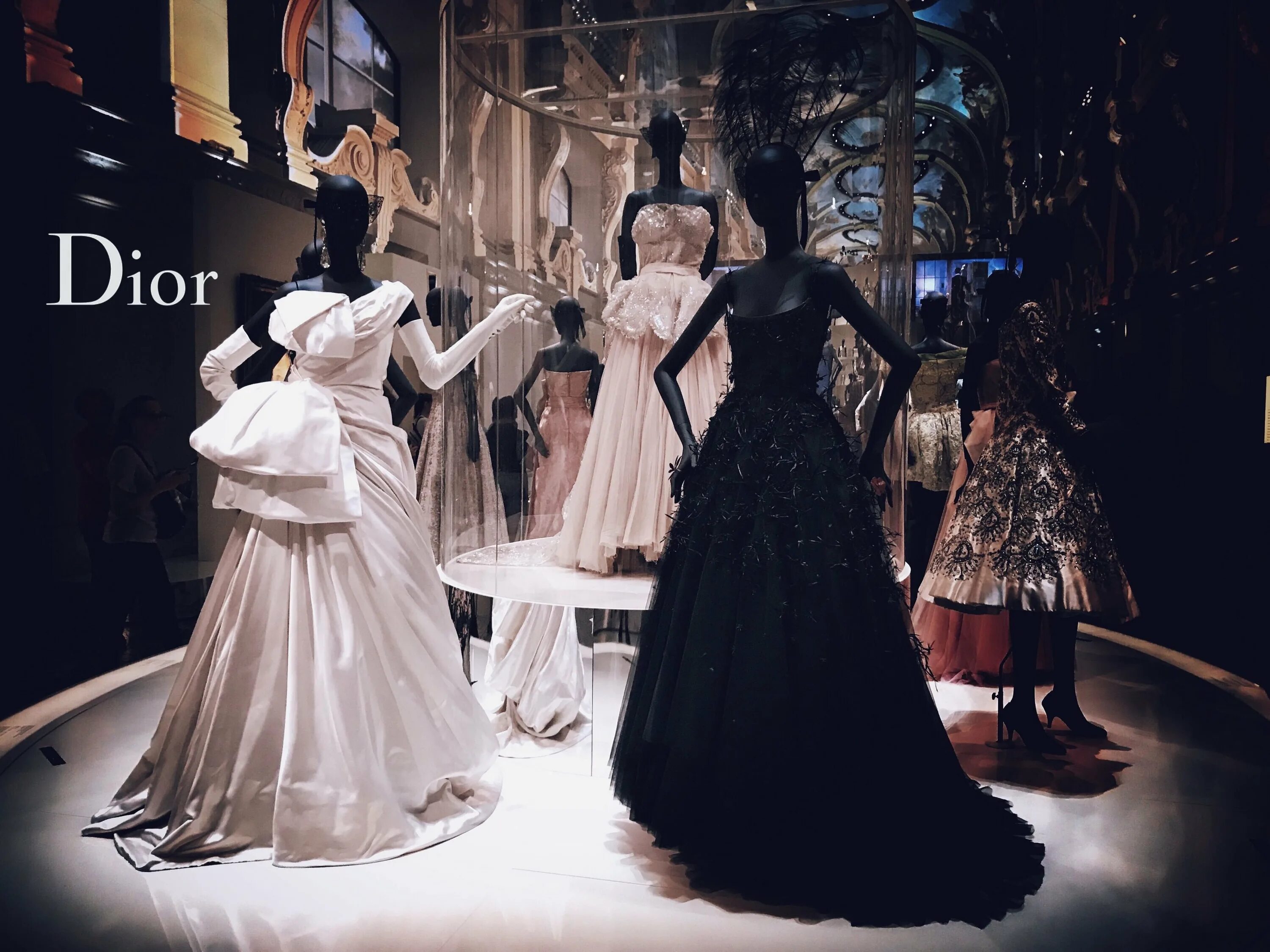 Кристиан диор открыл в париже модный дом. Дом модного платья. Музей моды париж диор. Кристиан диор открыл в париже модный дом. Кристиан диор дом моды в париже.